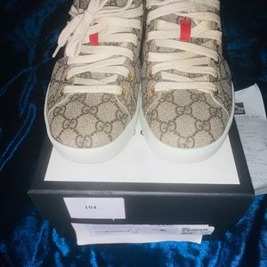 Gucci supreme GG
